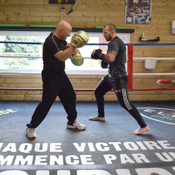 Affrontement de boxe anglaise entre Davy Gallon et Florent Roulleau sur le ring du camp d'entraînement d'Elite Forme.