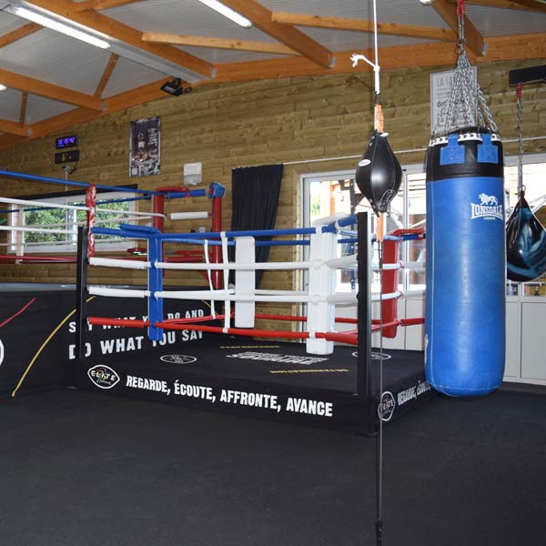 Camp d'entraînement d'Elite Forme comprenant plusieurs rings de boxe et autre équipement de remise en forme.