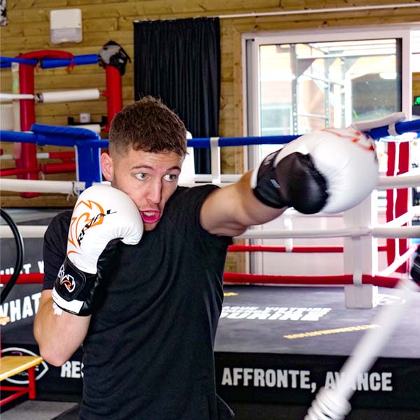 Jérémy Roulleau frappe un punching ball pour la préparation de son futur combat professionnel.