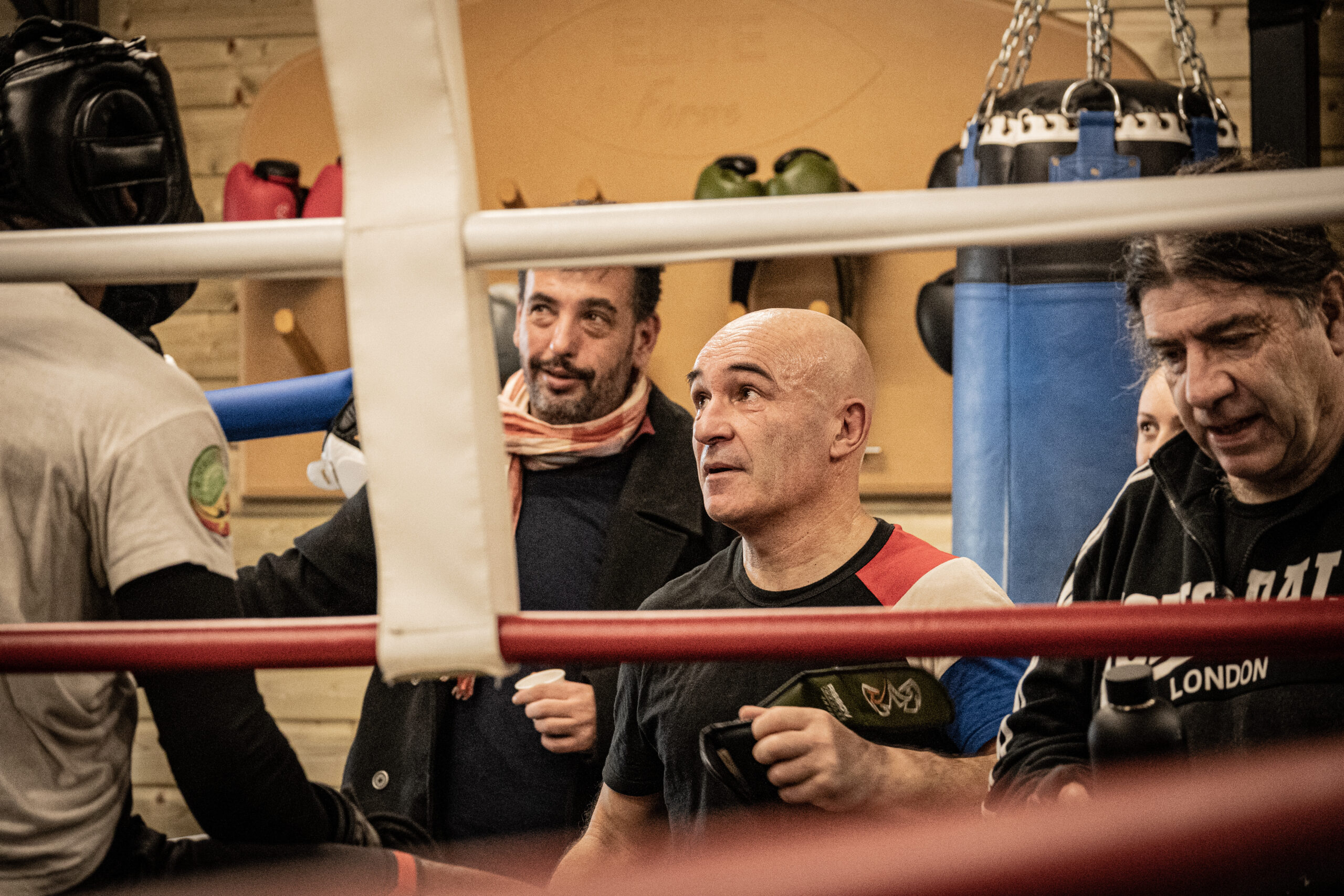 Florent Roulleau regardant Joseph Meyobene qui est un Boxeur professionnelle du club de Fleury sur orne , après un Sparring avant les fêtes de Noël chez Elite Forme.