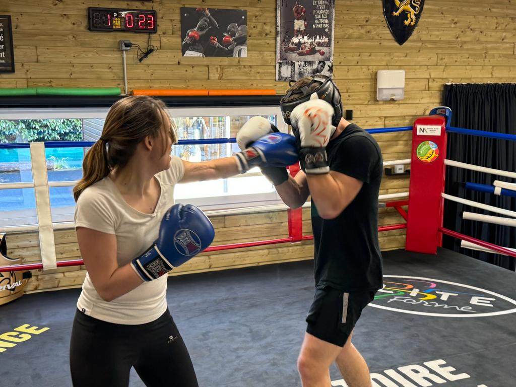 Jérémy Roulleau en opposition en boxe anglaise avec une cliente chez Elite Forme le 31 Décembre au matin.