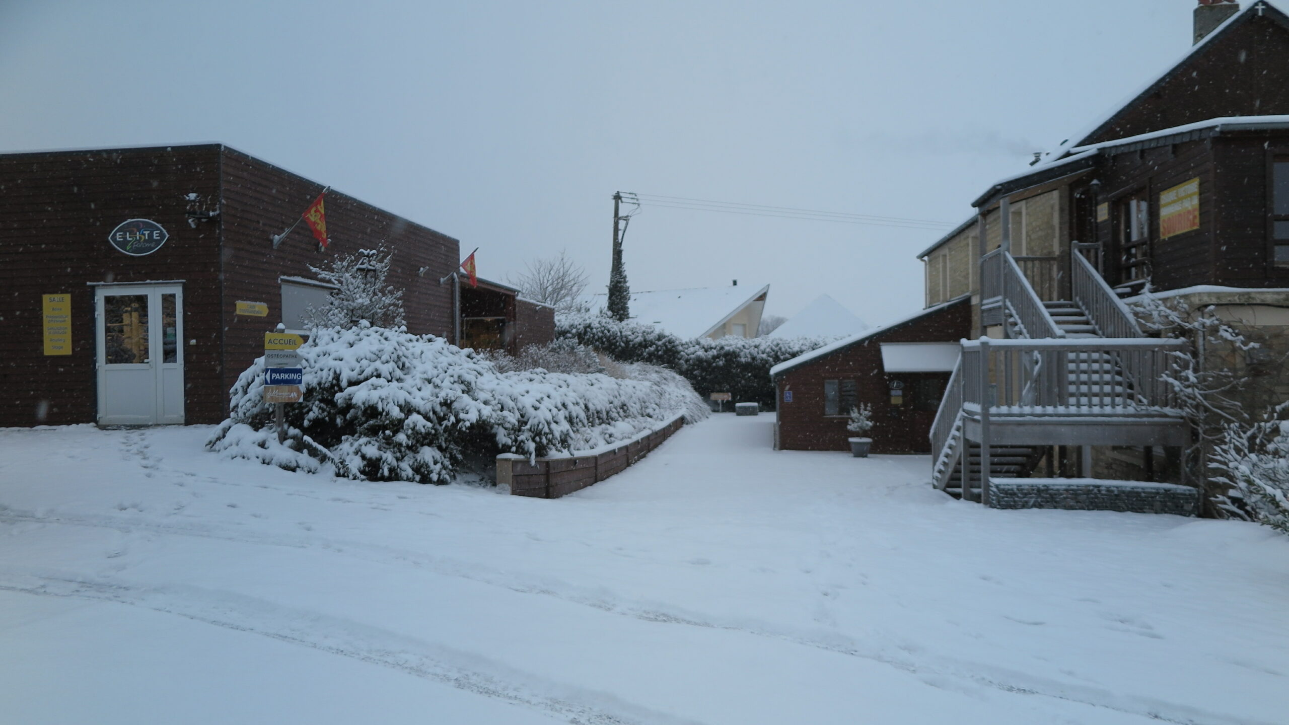 Elite Forme sous la neige des le matins pour travailler dans un cadre rare pour le paysage devient complètement blanc.