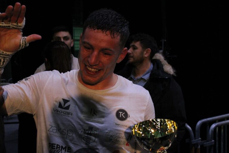 Jérémy Roulleau en pleine action lors de son 4e combat à Saint-Pierre-sur-Dives , il sait préparé chez Elite Forme et la JSF boxe anglaise de Fleury sur Orne ; Pour son premier combat en 6 reprises , il a gagner aux points avec un adversaire rude et engagé .