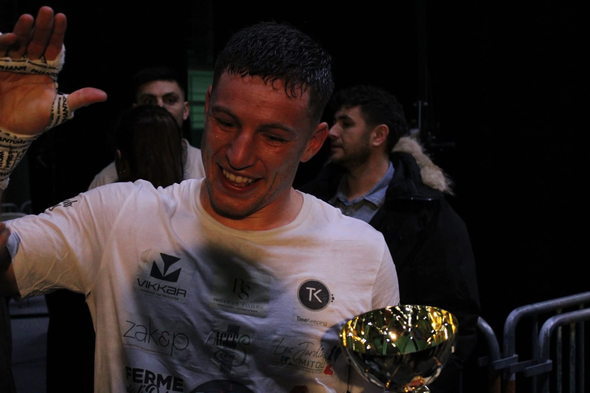 Jérémy Roulleau en pleine action lors de son 4e combat à Saint-Pierre-sur-Dives , il sait préparé chez Elite Forme et la JSF boxe anglaise de Fleury sur Orne ; Pour son premier combat en 6 reprises , il a gagner aux points avec un adversaire rude et engagé .